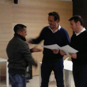 Entrega tarjetas profesionales construcción