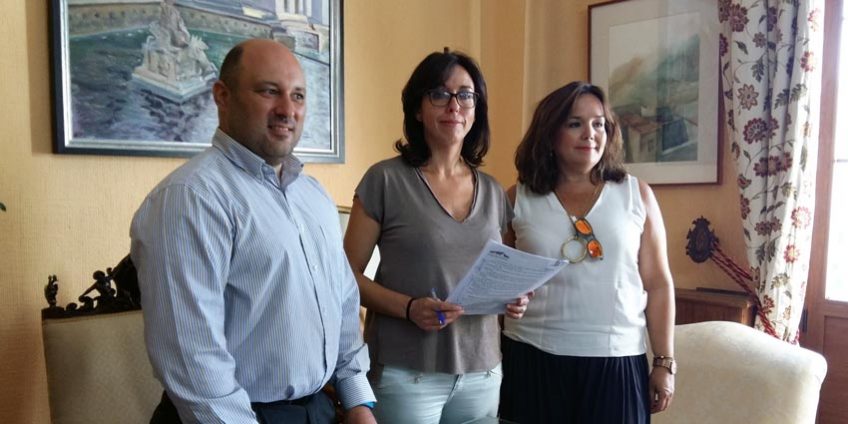 Firma contrato césped